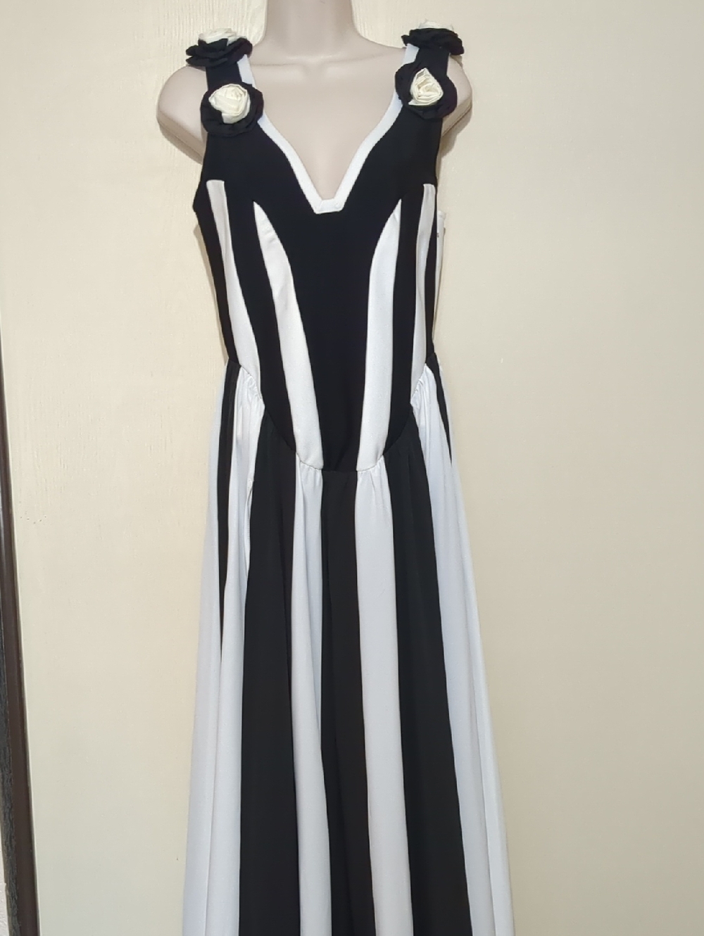 Bella Barnett Omega Sleeveless V-Neck Flowers Bandage Maxi Dress Size Medium NWT - Picture 9 of 15